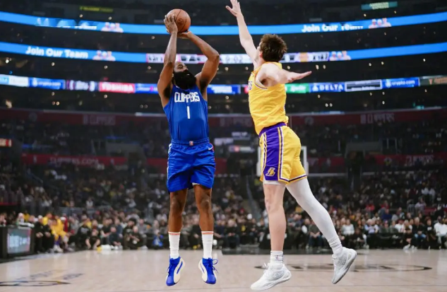 哈登在湖人比赛中爆冷，赛况扑朔迷离引发热议！